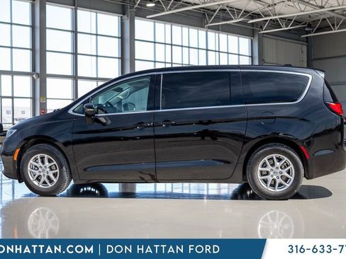 Used 2023 Chrysler Pacifica Touring-L image 2