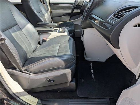 Used 2013 Chrysler Town & Country Touring-L w/ Driver Convenience Group image 22