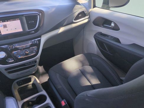 Used 2023 Chrysler Voyager LX image 17