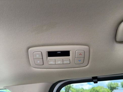 Used 2024 Kia Carnival EX FWD image 23