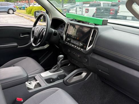 Used 2025 Nissan Frontier SV RWD image 6