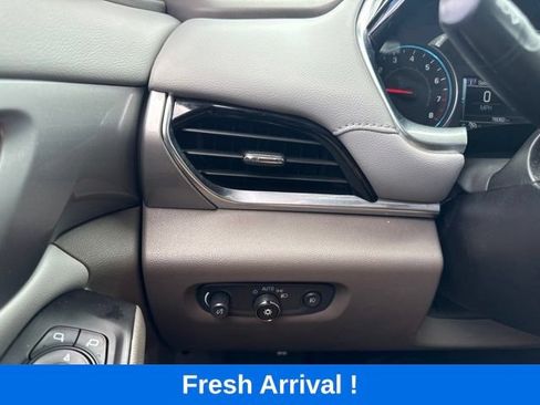 Used 2019 Chevrolet Traverse LT w/ LT Premium Package FWD image 9