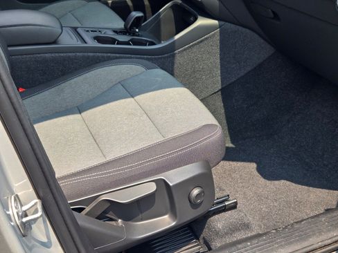 Used 2024 Volvo XC40 B5 Core image 7