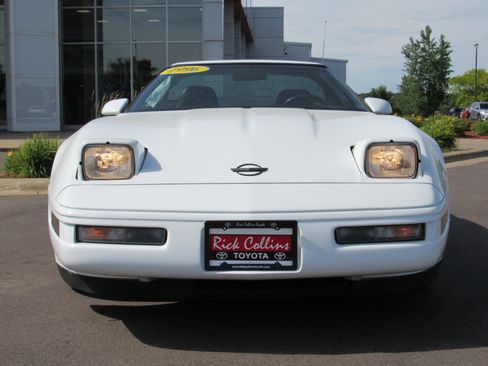 Used 1996 Chevrolet Corvette Coupe RWD image 3