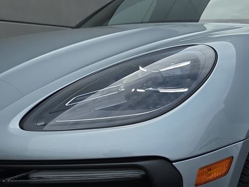 Certified 2023 Porsche Macan AWD/4WD image 12