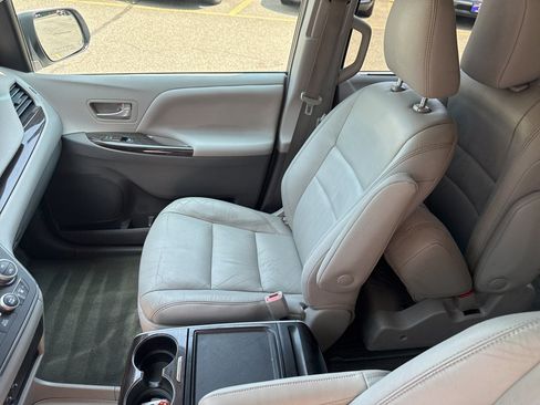 Used 2016 Toyota Sienna XLE FWD image 17