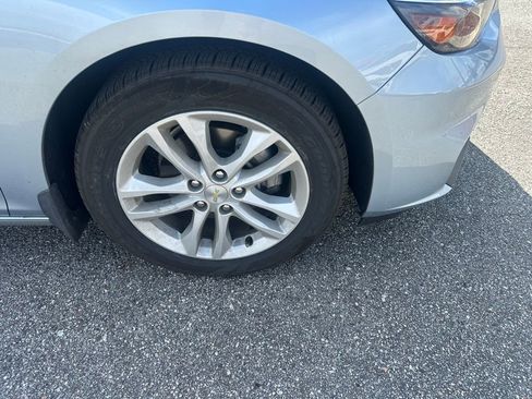 Used 2017 Chevrolet Malibu LT w/ Driver Confidence Package image 4