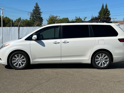 Used 2017 Toyota Sienna Limited Premium FWD image 2