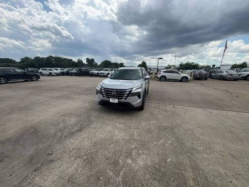 Used 2025 Nissan Rogue SV FWD image 4