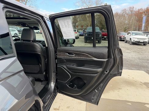 Used 2022 Jeep Grand Cherokee Limited image 16