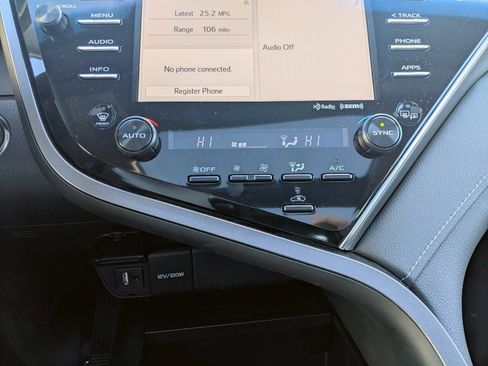 Used 2018 Toyota Camry XSE image 23