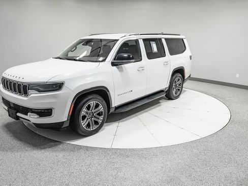 Used 2024 Jeep Wagoneer L Series II w/ Flexible Seating Group AWD/4WD image 39