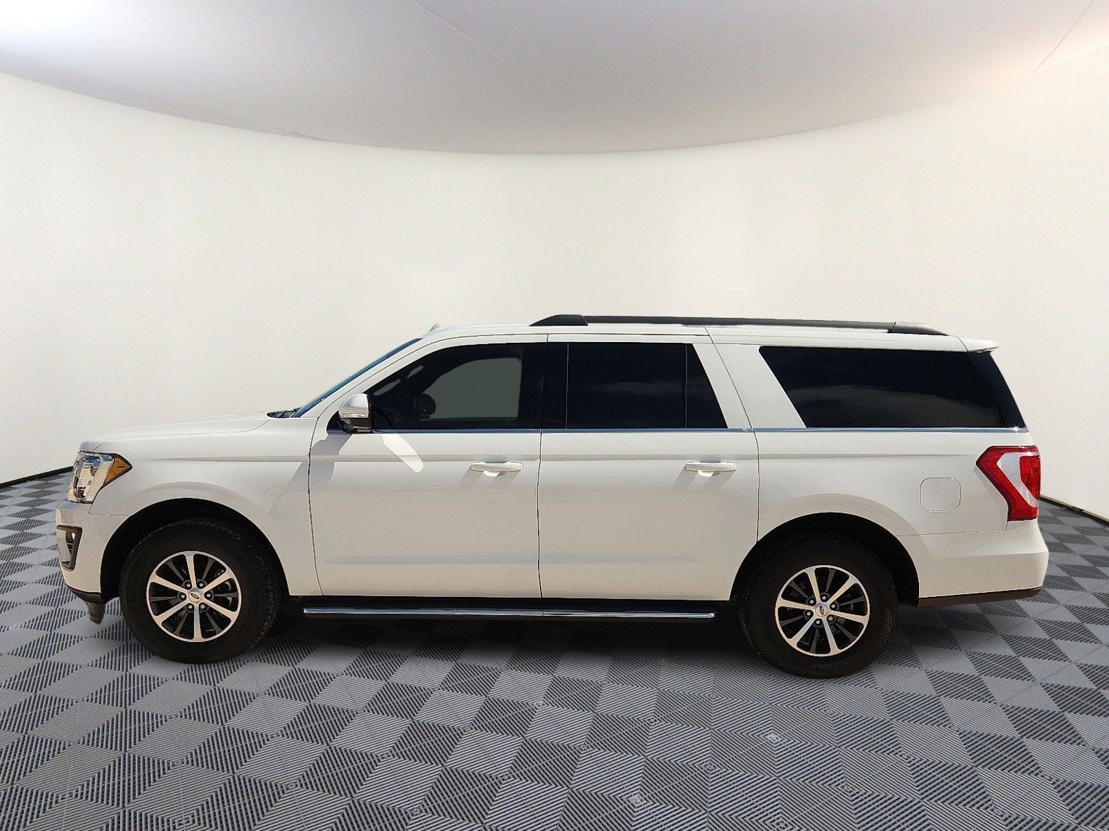 Used 2021 Ford Expedition Max XLT RWD image 2