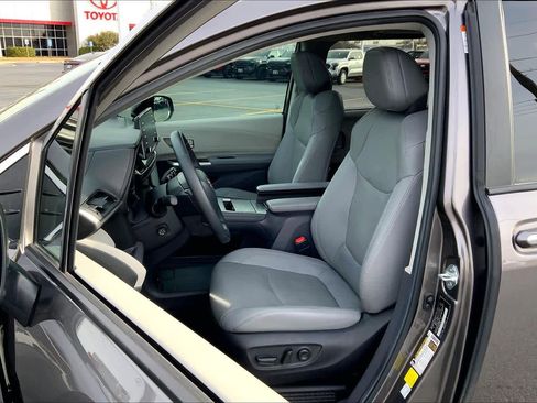 Used 2024 Toyota Sienna Limited image 8