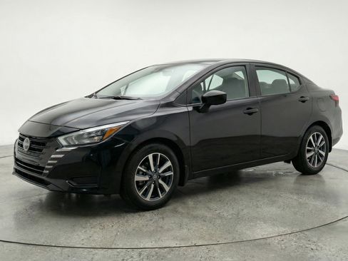 Used 2025 Nissan Versa SV image 3