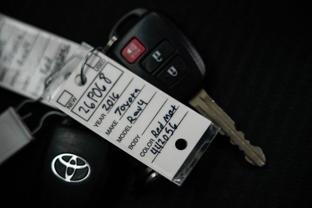 Used 2016 Toyota RAV4 LE AWD/4WD image 25