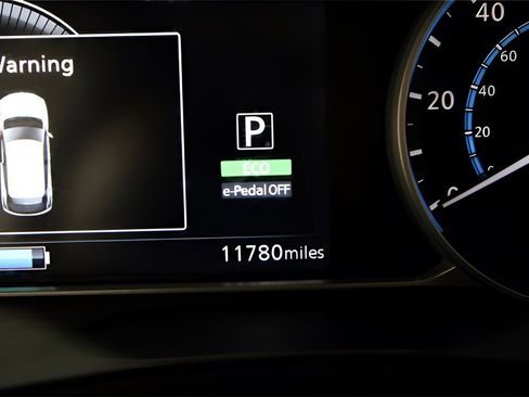 Used 2025 Nissan Leaf S image 17