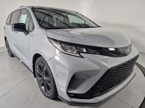 New 2026 Toyota Sienna XSE FWD image 6