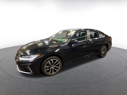 Used 2025 Volkswagen Jetta SE image 8