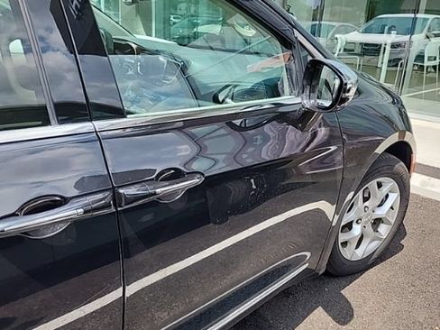 Used 2020 Chrysler Pacifica Limited FWD image 10