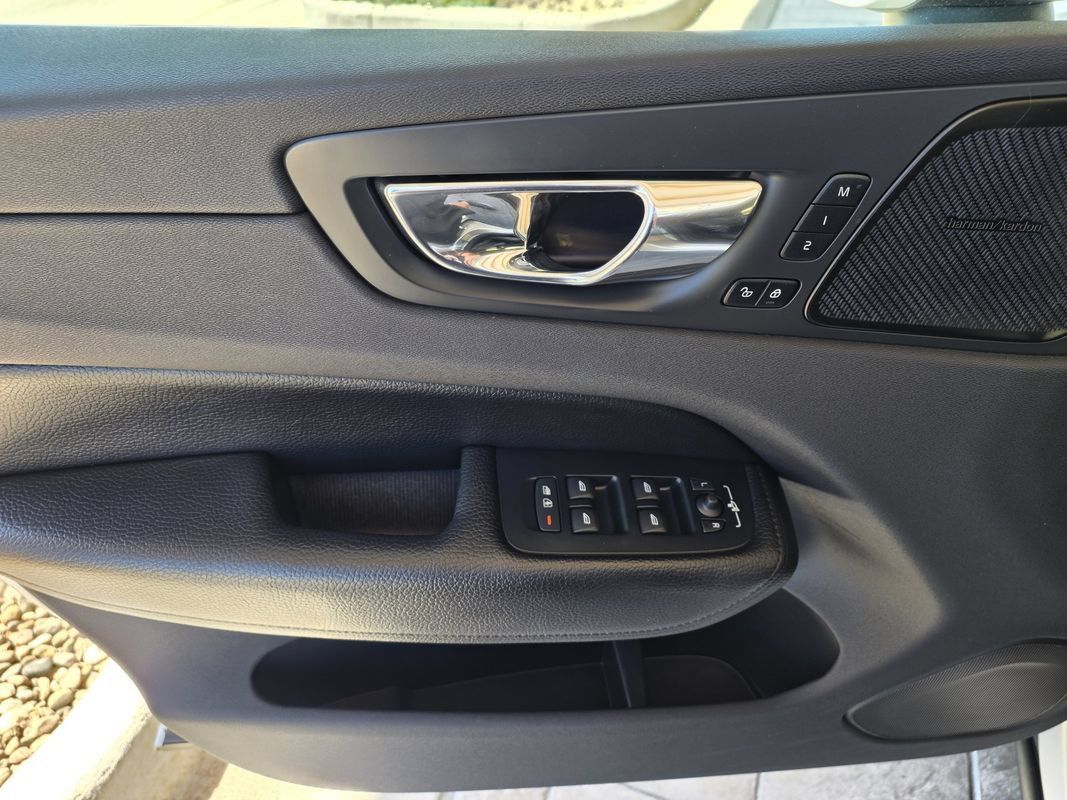 Used 2019 Volvo XC60 T6 Momentum w/ Multimedia Package AWD/4WD image 9