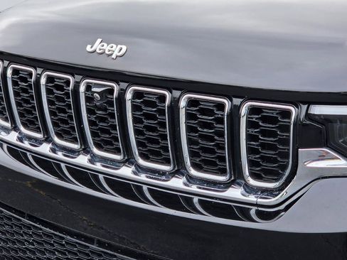 Used 2025 Jeep Grand Cherokee Limited w/ Luxury Tech Group II RWD image 12