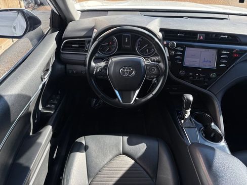 Used 2020 Toyota Camry SE image 2