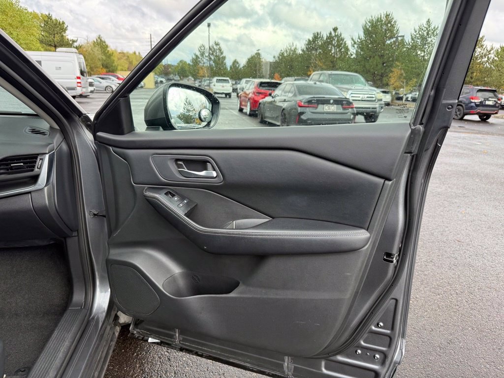 Used 2025 Nissan Rogue SV AWD/4WD image 10