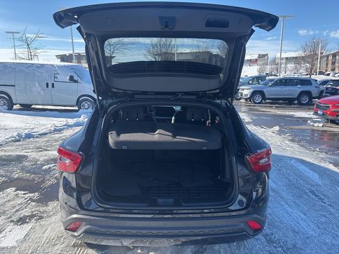 Used 2025 Chevrolet Trax RS w/ Sunroof Package image 12