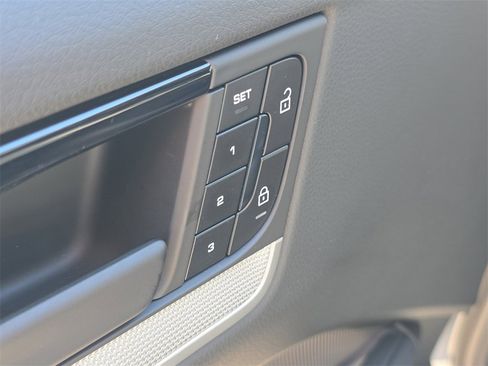 Used 2025 Porsche Cayenne image 26