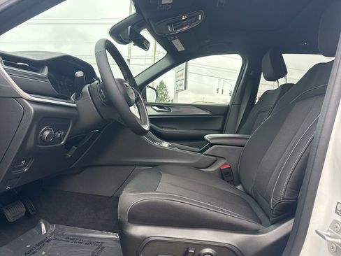 New 2025 Jeep Grand Cherokee Laredo X w/ Luxury Tech Group I AWD/4WD image 19