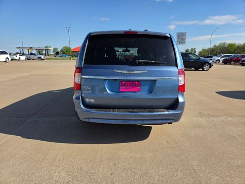 Used 2011 Chrysler Town & Country Touring-L w/ Driver Convenience Group FWD image 6