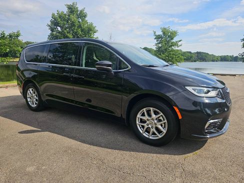 Used 2023 Chrysler Pacifica Touring-L FWD image 2