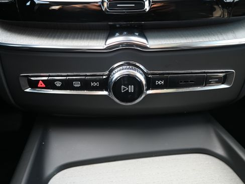 Used 2025 Volvo XC60 B5 Plus image 20