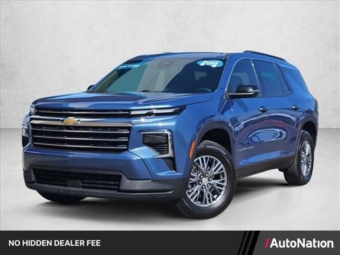 Used 2025 Chevrolet Traverse LT w/ Driver Confidence Package FWD image 1