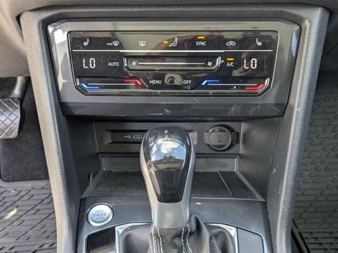 Used 2022 Volkswagen Tiguan SE AWD/4WD image 16
