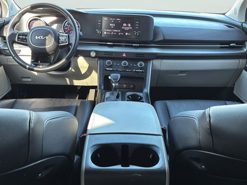 Used 2024 Kia Carnival LX FWD image 18