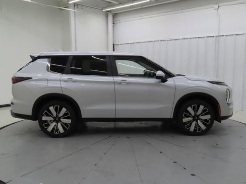 New 2025 Mitsubishi Outlander SE image 2