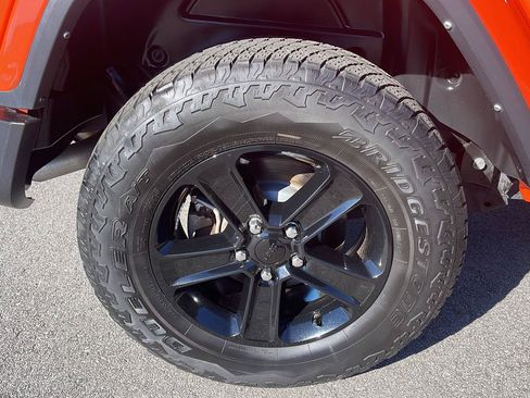 Used 2023 Jeep Wrangler Unlimited Sahara AWD/4WD image 11
