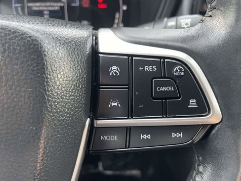 Used 2024 Toyota Grand Highlander XLE FWD image 32