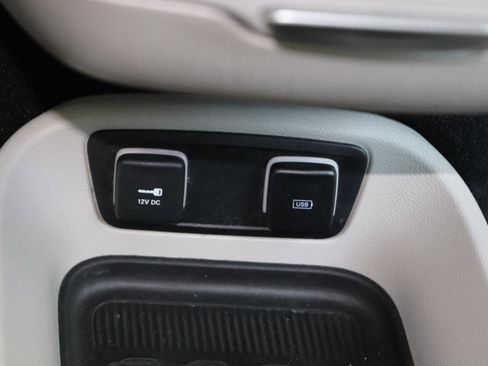 Used 2019 Chrysler Pacifica Limited w/ Advanced Safetytec Group FWD image 19