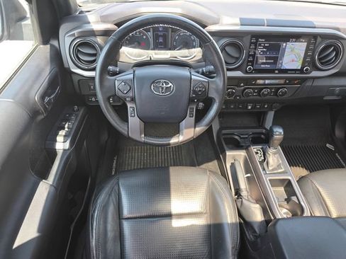 Used 2020 Toyota Tacoma TRD Sport w/ TRD Premium Sport Package AWD/4WD image 3