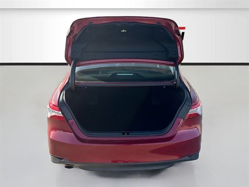 Used 2020 Toyota Camry XLE image 26