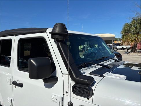 Used 2021 Jeep Wrangler Unlimited Sahara w/ Altitude AWD/4WD image 16