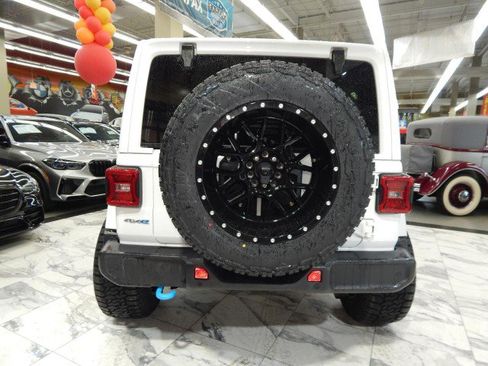 Used 2024 Jeep Wrangler Unlimited Sahara w/ Technology Group image 6