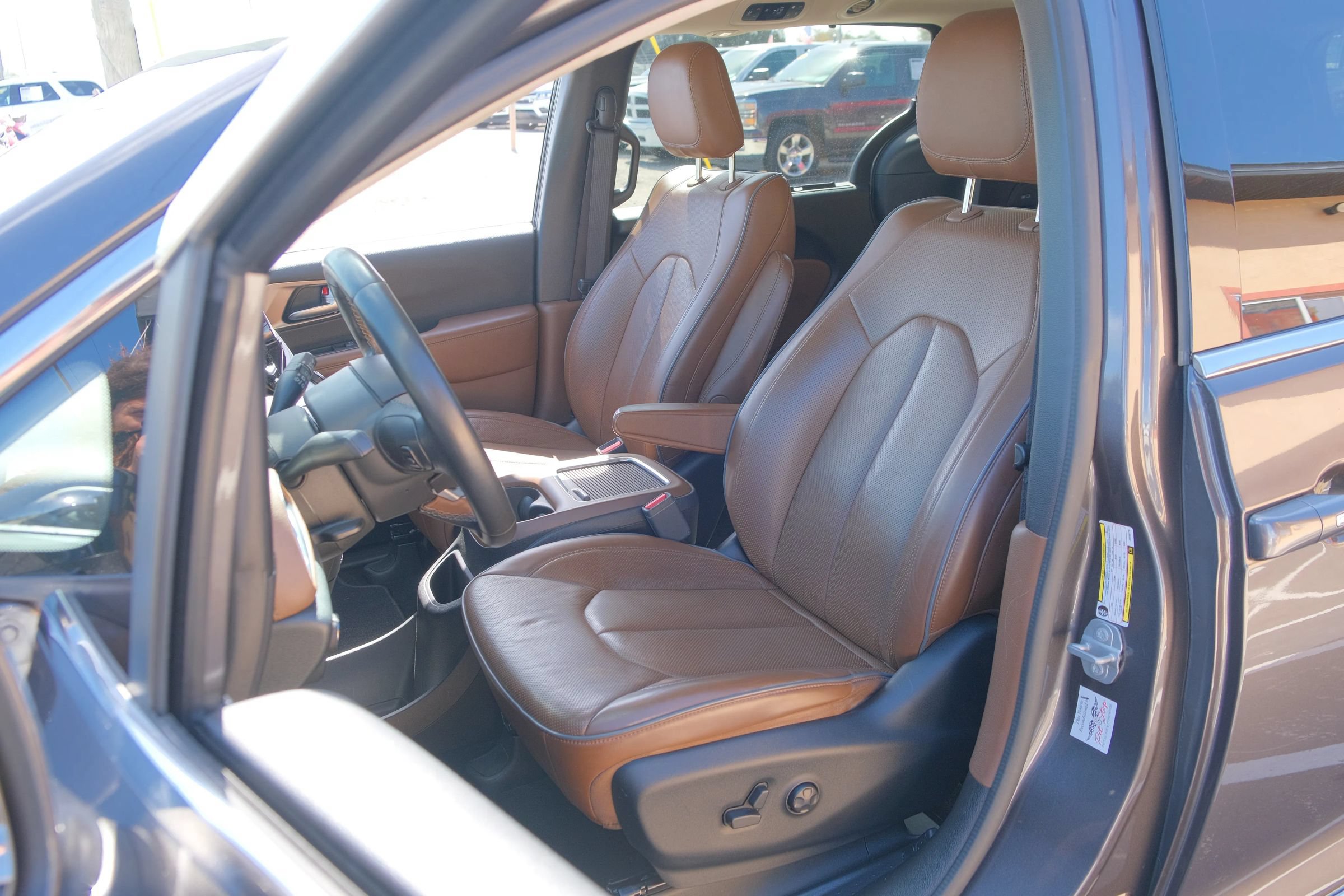 Used 2018 Chrysler Pacifica Limited w/ Tire & Wheel Group FWD image 9