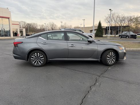 Used 2024 Nissan Altima 2.5 SV w/ SV Premium Package image 10