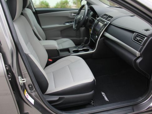 Used 2017 Toyota Camry SE image 25