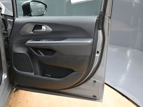 Used 2025 Chrysler Pacifica Select FWD image 40