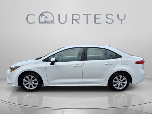 Used 2023 Toyota Corolla LE FWD image 2